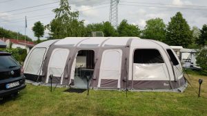 Komfortstellplatz mit Luftzelt